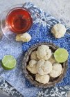 Biscuits à la noix de coco et citron vert — Photo de stock