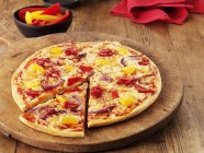 Овощная пицца с перцем — стоковое фото