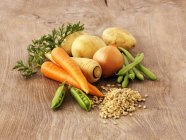 Zutaten für Gemüsesuppe auf einer Holzoberfläche — Stockfoto