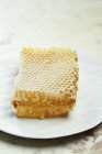 Peigne en nid d'abeille sur plaque blanche — Photo de stock