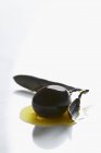 Оливки в луже оливы — стоковое фото