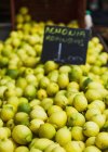 Limões maduros com etiqueta de preço — Fotografia de Stock