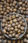 Целые грецкие орехи в миске — стоковое фото