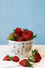 Erdbeeren in Tupfen-Schale — Stockfoto