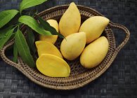 Желтые манго в корзине — стоковое фото