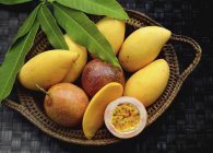 Frische Mangos und Passionsfrüchte — Stockfoto