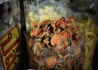 Primo piano vista dei frutti di bael essiccati in recipiente di plastica — Foto stock