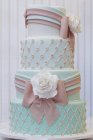 Gâteau de mariage avec des roses blanches — Photo de stock