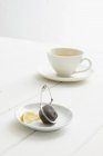 Xícara de chá preto com limão — Fotografia de Stock