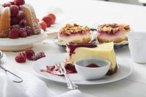 Torta alla vaniglia sul tavolo — Foto stock