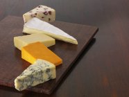Várias cunhas de queijo — Fotografia de Stock