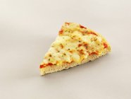 Rebanada de pizza de queso corteza - foto de stock