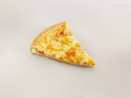 Fatia de pizza de queijo crosta — Fotografia de Stock