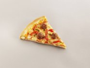 Rebanada de pizza de corteza con albóndigas - foto de stock