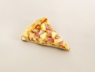 Fatia de presunto de crosta e pizza de abacaxi — Fotografia de Stock