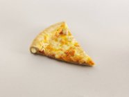 Rebanada de pizza de queso corteza - foto de stock