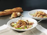Cassoulet de poulet avec baguette en assiette blanche avec cuillères — Photo de stock