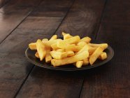 Patatas fritas en el plato - foto de stock
