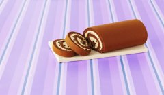 Vista elevada del rollo de chocolate en rodajas en la superficie de color lila rayado - foto de stock