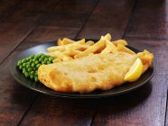 Battered cod with chips and peas — Stock Photo