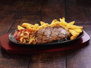 Steak de boeuf aux frites — Photo de stock