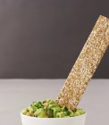 Guacamole com pão crocante na tigela — Fotografia de Stock