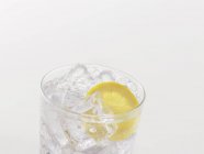 Limonada en vaso con limón fresco - foto de stock