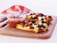 Fatias de pizza com azeitonas e tomates — Fotografia de Stock