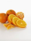 Oranges and mandarins with slices — Stock Photo