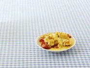 Крупный план ревеня Крамбл с ванильным соусом в миске — стоковое фото