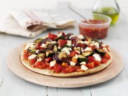 Pizza vegetal mediterrânica — Fotografia de Stock