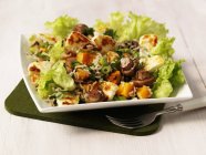 Рисовый салат с жареными грибами — стоковое фото