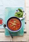Sopa de batata y tomate con garbanzos - foto de stock