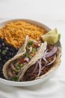 Tacos mit verschiedenen Fleischsorten — Stockfoto