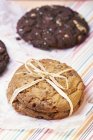Белое и темное шоколадное печенье — стоковое фото