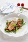 Steamed salmon on bed of rocket — Stock Photo