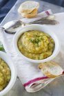 Картопляний суп з багетом — стокове фото
