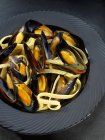 Mussels on linguine pasta — Stock Photo