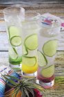 Margaritas fruitées avec tranches de citron vert — Photo de stock