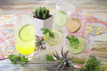 Verschiedene Margaritas mit Limettenscheiben — Stockfoto
