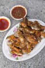 Morceaux de poulet frit avec sauce épicée — Photo de stock