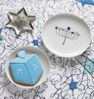 Primo piano vista di un piatto a forma di stella con un piatto e un biscotto per Hanukkah — Foto stock
