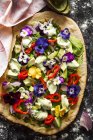 Pizza mit Avocadosalat — Stockfoto
