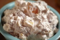 Vue rapprochée de la salade de fruits Ambrosia à la crème — Photo de stock
