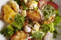 Yam Khai Dao - salade de légumes avec œufs frits sur assiette blanche — Photo de stock
