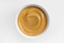 Pudding au caramel dans un bol blanc — Photo de stock