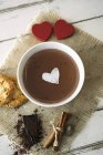 Шоколадний пудинг, прикрашений глазурованим цукром — стокове фото