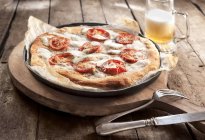 Margherita pizza e cerveja — Fotografia de Stock