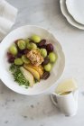 Салат из груши и винограда — стоковое фото