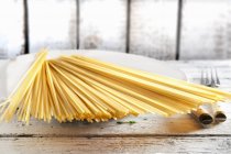 Бульйон сирих спагеті макаронних виробів — стокове фото